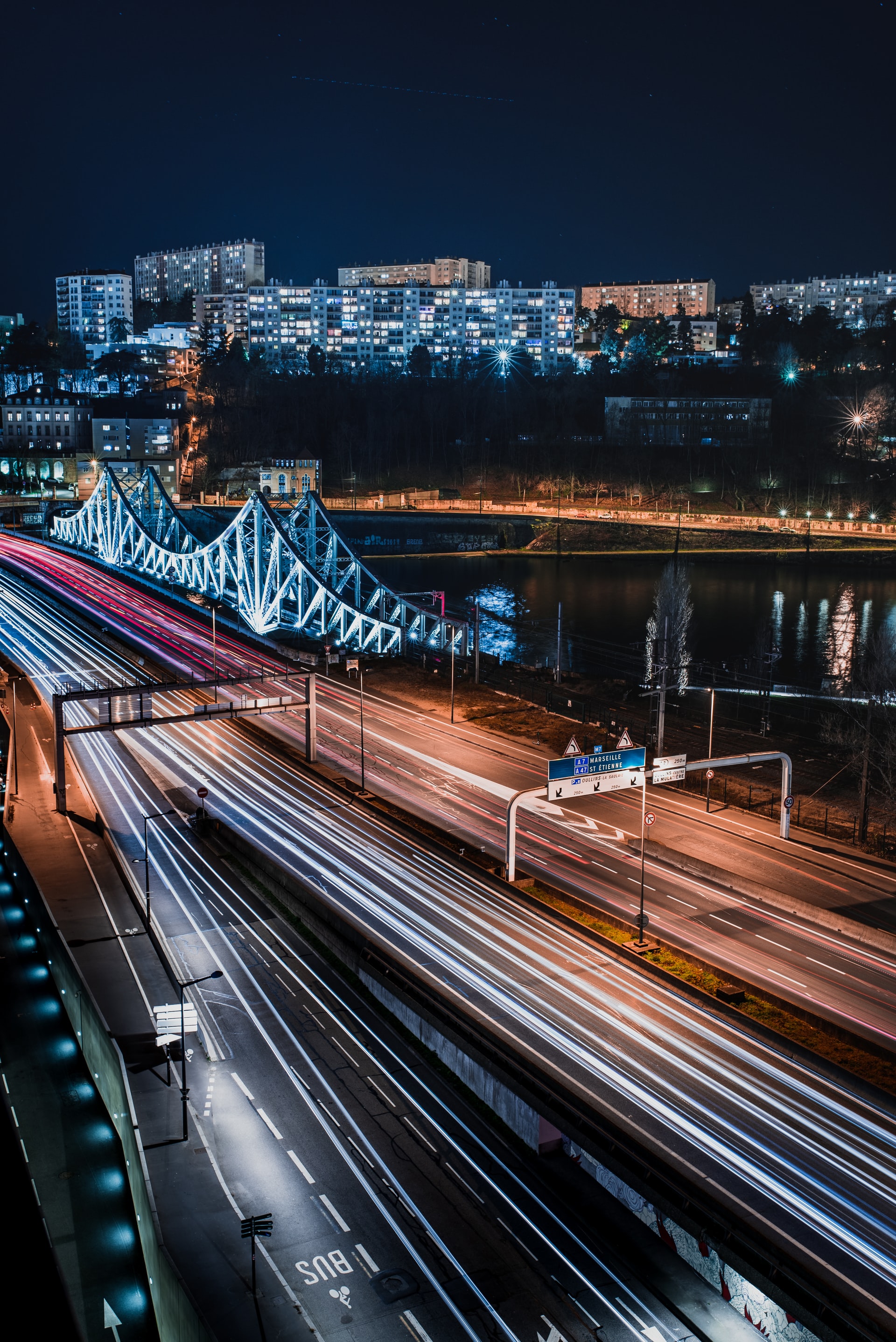 photographie de nuit de l'autoroute A7 passant par Lyon